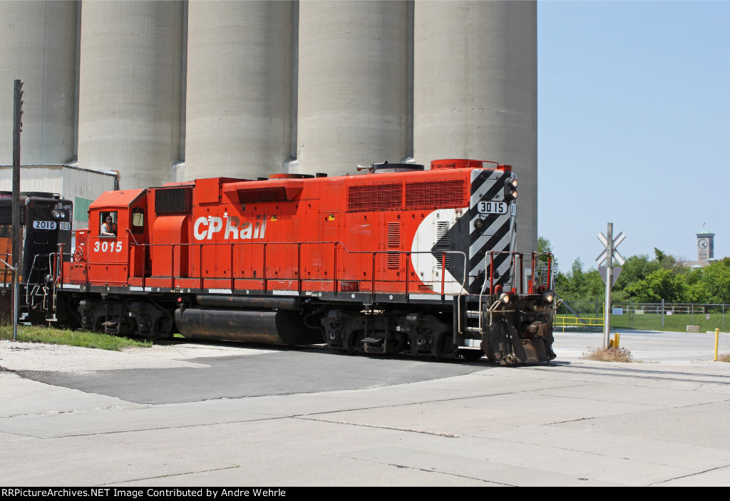 CP 3015 now leads GM42 off the Elevation towards Jones Island